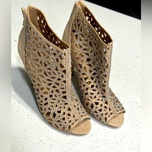 Zigi Soho women heeled sandal, color Tan, size 10 brand new